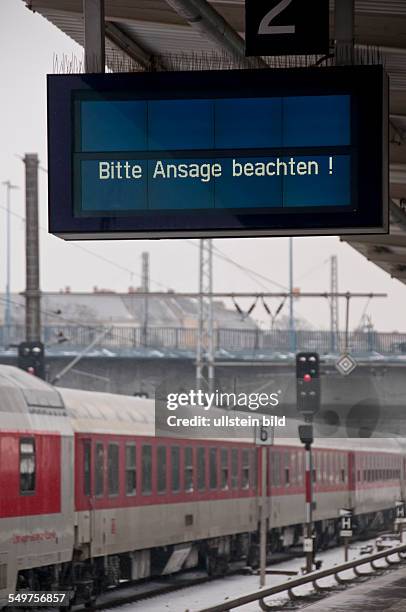 Bitte Ansage beachten! steht auf der elektronischen Anzeigetafel auf dem S-Bahnsteig des Bahnhofes Berlin-Lichtenberg. Ursache für die Verspätungen...