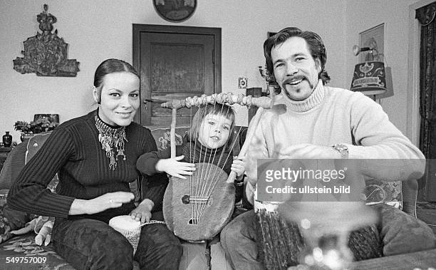 Ehepaar George. Berlin , 20. 02. 1971. Foto: Götz George , Loni von Friedl , Tochter Tanja beim Musizieren.