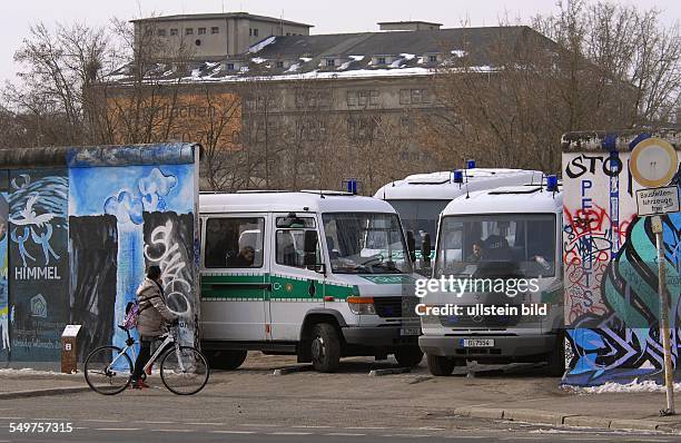 Berlin/Friedrichshain-Kreuzberg: Die East Side Gallery ist laengster erhaltener Abschnitt der Berliner Mauer am Originalplatz. 105 Originalkunstwerke...