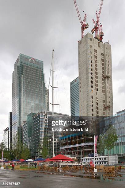 Bankenviertel Canary Wharf in den Londoner Docklands. Bürotürme der 'citi group' und 'HSBC'. Im Vordergrund entsteht ein weiteres Hochhaus