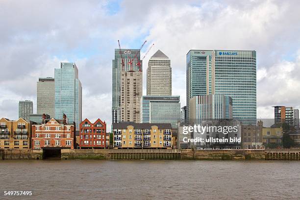 Blick über die Themse auf das Bankenviertel Canary Wharf in den Londoner Docklands. Bürotürme der Banken citi, state street, Barclays und HSBC