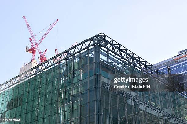 Canary Wharf London. Bürogebäude. Im Hintergrund Baukräne auf dem Rohbau eines neuen Büroturmes