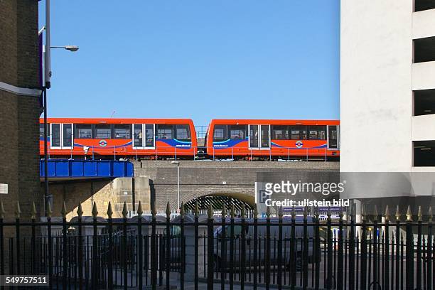 Ein Zug der 'Docklands Light Railway' auf einem Viadukt bei Canary Wharf. Die DLR-Züge fahren ferngesteuert ohne Fahrer als Hochbahn und...