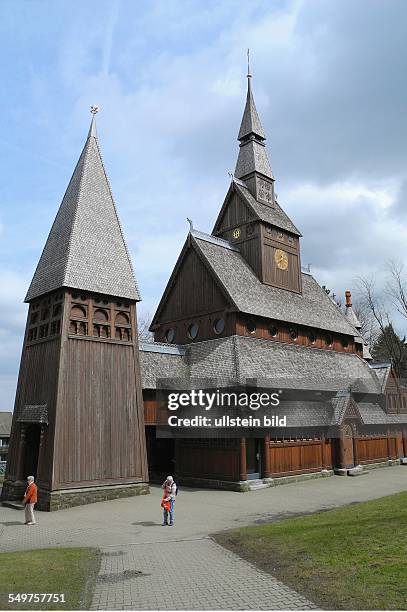 Hier am Hang des Hausberges steht die Gustav-Adolf-Stabkirche, eine Nachbildung der Stabkirche in Borgund, Norwegen 1907-1908 aus Fichtenholz erbaut