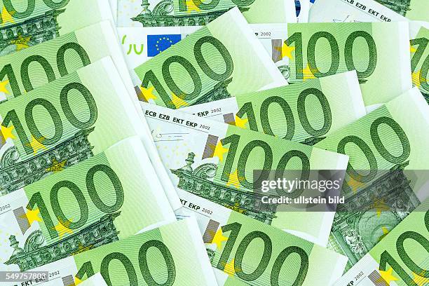 Viele einhhundert Euro Geldscheine liegen nebeneinander. Symbolfoto für Reichtum und Geldanlage