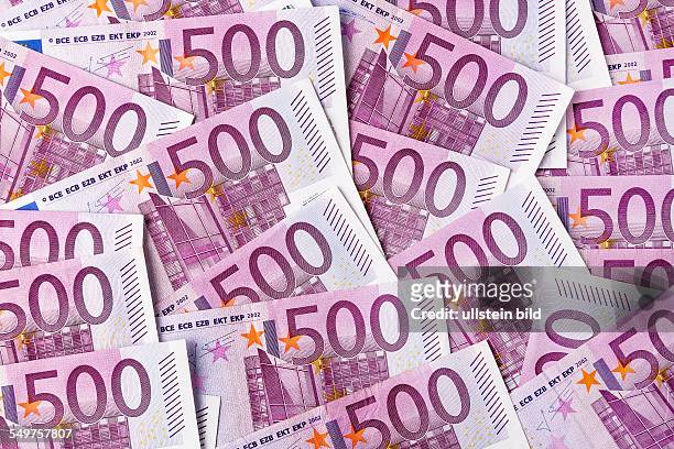 Viele fünfhundert Euro Geldscheine liegen nebeneinander. Symbolfoto für Reichtum und Geldanlage