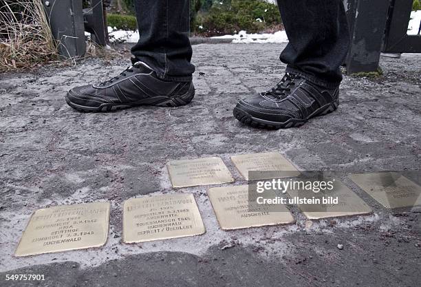 Schüler des Otto-Nagel-Gymnasiums machen mit Stolpersteinen auf das Schicksal einer jüdischen Familie aufmerksam. Der Künstler Gunter Demnig verlegte...