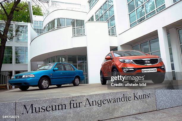 Museum für Angewandte Kunst in Frankfurt am Main . Am Tag der Wiedereröffnung nach erfolgter Renovierung. Außenansicht mit 2 Auto-Exponaten.