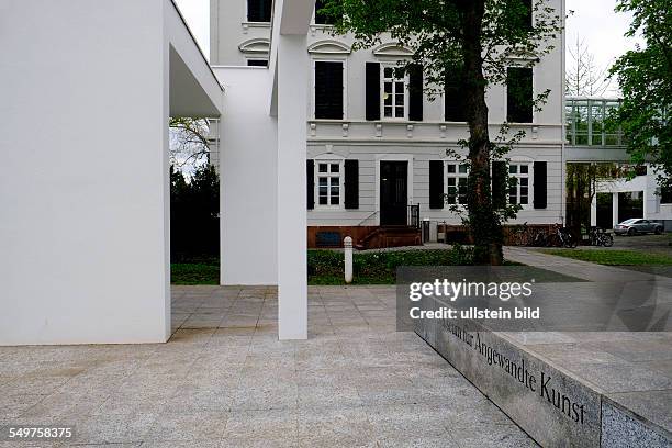 Museum für Angewandte Kunst in Frankfurt am Main . Am Tag der Wiedereröffnung nach erfolgter Renovierung. Außenansicht mit "Villa Metzler".