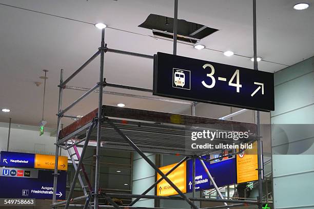 Berlin, Bahnhof Friedrichstrasse, Seit dem gestrigen Deckenabsturz in der unteren Bahnhofshalle im Bahnhof Friedrichstrasse verkehrt bis auf weiteres...