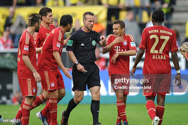 Fussball, Saison 2012-2013, 1. Bundesliga, 32. Spieltag, Borussia Dortmund - FC Bayern München 1-1, Schiedsrichter Peter Gagelmann , mi., zeigt auf...