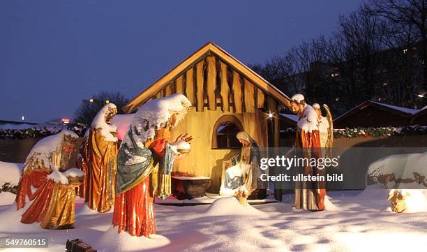 Krippe auf dem Weihnachtsmarkt vor dem Roten Rathaus in Berlin-Mitte.