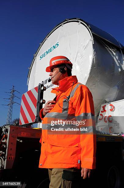 Ein Mitarbeiter von Siemens überwacht die Verladung einer Gasturbine auf ein Schiff im Westhafen. Das Siemens-Werk in Berlin-Moabit nutzt seit...