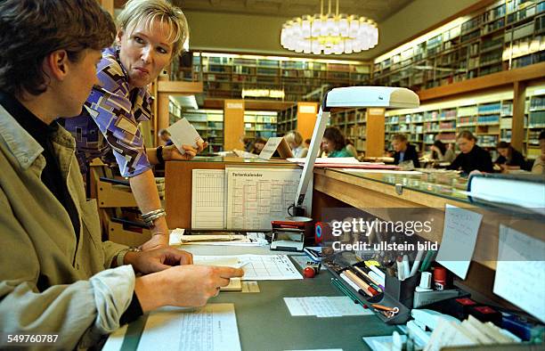 Lesesaal 1, Berliner Staatsbibliothek, "Unter den Linden", Bibliothekarin an der Auskunft