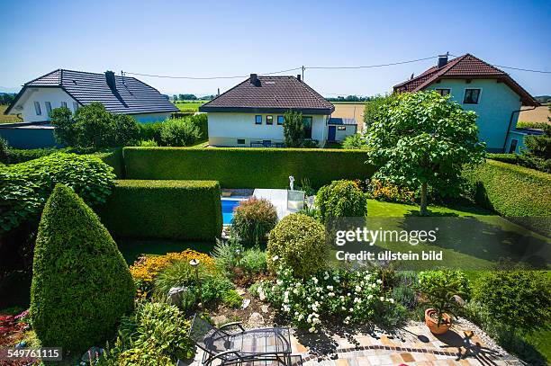 Der Garten mit Schwimmbad eines Einfamilienhauses