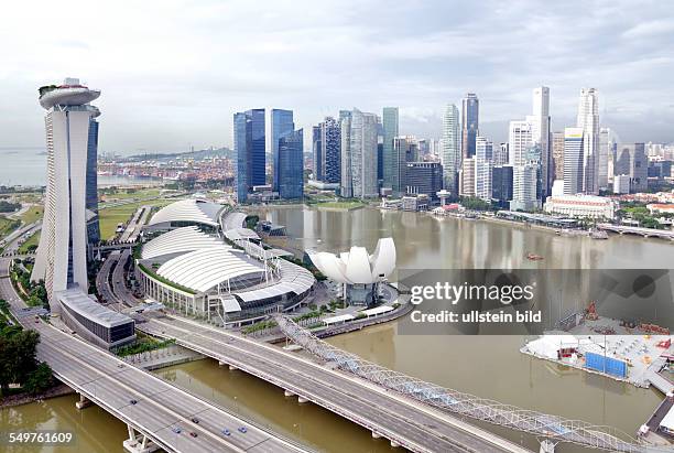 Singapore : Marina Bay Sands Hotel at left and the Financial District