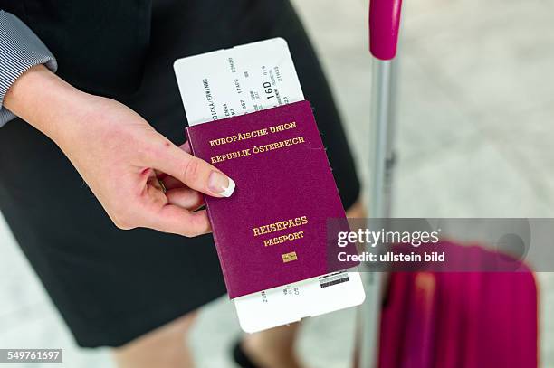 Geschäftsfrau mit Reisepass, Koffer und Flugticket am Flughafen. Geschäftsreise