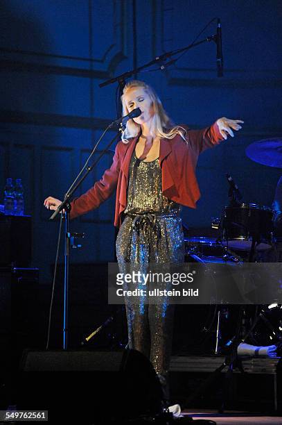 Tina Dico - die daenische Popsaengerin und Songwriterin bei einem Konzert in der Hamburger Laeiszhalle, Musikhalle.