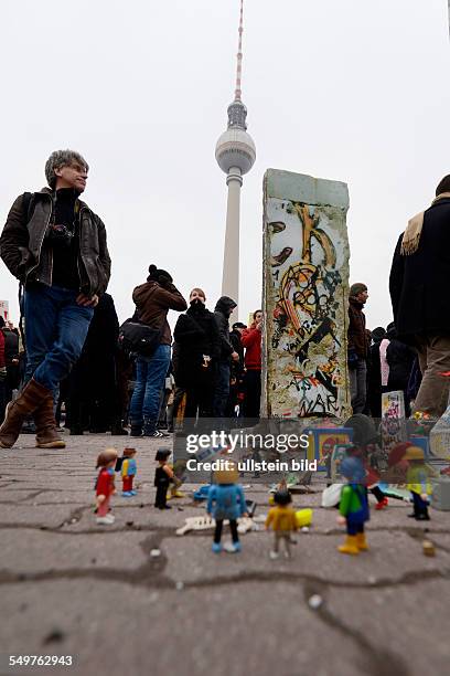 Der Berliner Künstler Hans Martin Fleischer zeigt bei einer Demonstration vor dem Roten Rathaus den Kampf um die East Side Gallery anhand von...