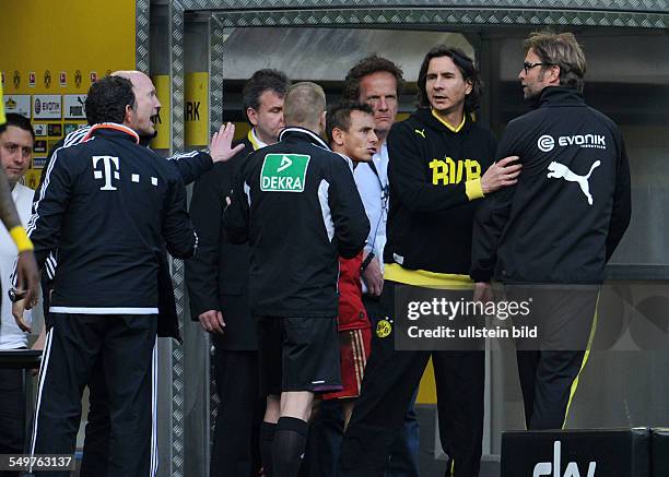 Fussball, Saison 2012-2013, 1. Bundesliga, 32. Spieltag, Borussia Dortmund - FC Bayern München, Matthias Sammer , 2. V.li., und Trainer Jürgen Klopp...