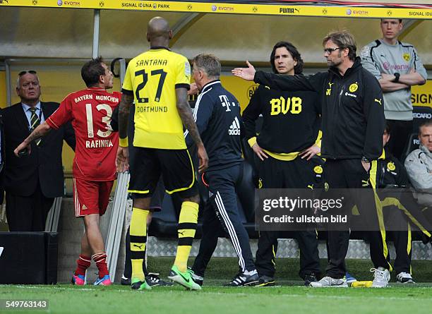 Fussball, Saison 2012-2013, 1. Bundesliga, 32. Spieltag, Borussia Dortmund - FC Bayern München, Streitigkeiten zwischen Rotsünder Rafinha , li., und...