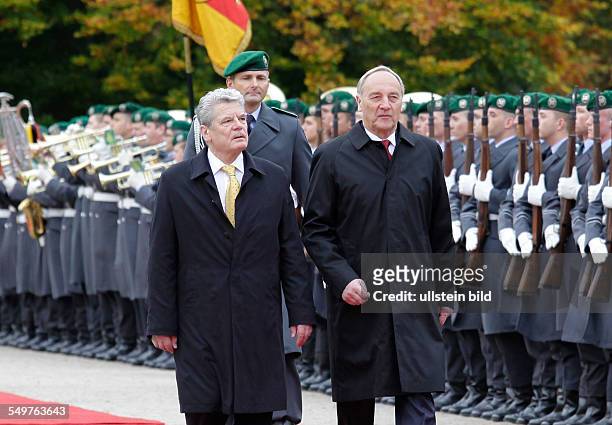Berlin, Besuch des lettischen Präsidenten Andris Berzins in Berlin, Begrüßung mit militärischen Ehren, Foto: Bundespräsident Joachim Gauck, Präsident...