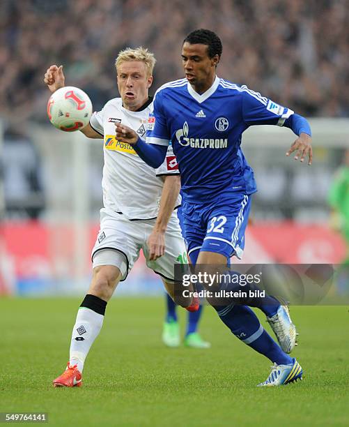 Fussball, Saison 2012-2013, 1. Bundesliga, 32. Spieltag, Borussia Mönchengladbach - FC Schalke 04 0-1, Joel Matip , re., gegen Mike Hanke