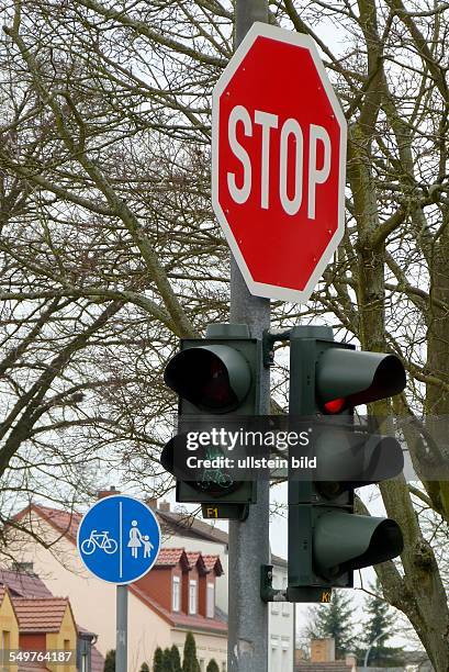 Ampelfrau regelt den Verkehr in Fuerstenwalde /Brandenburg. Neues Fussgängersingnal an der Ampel, grün