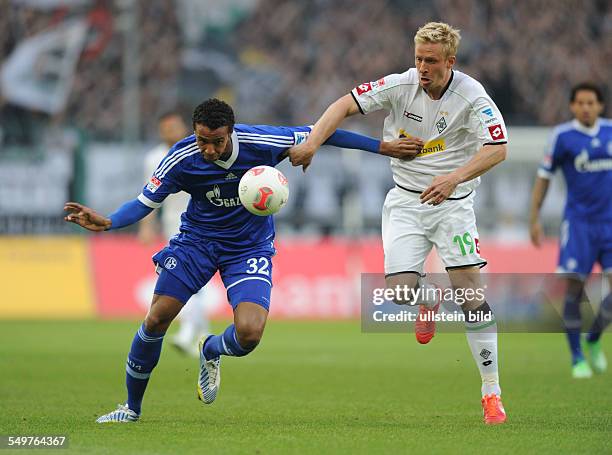 Fussball, Saison 2012-2013, 1. Bundesliga, 32. Spieltag, Borussia Mönchengladbach - FC Schalke 04 0-1, Joel Matip , li., gegen Mike Hanke