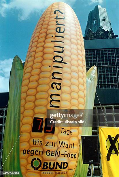 Beginn einer Aktionstour des BUND mit zwei 8 Meter hohen Maiskolben gegen Einsatz von Gentechnik in Lebensmitteln, Aktion am Breitscheidplatz in...