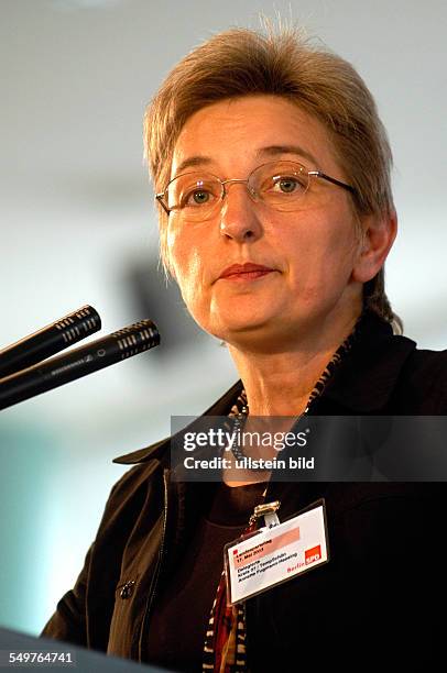 Annette Fugmann-Heesing, spricht auf dem Landesparteitag der Berliner SPD zur "Agenda 2010", im Palais am Funkturm