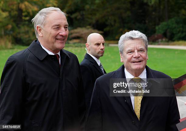 Berlin, Schloss Bellevue, Besuch des lettischen Präsidenten Andris Berzins in Berlin, Begrüßung mit militärischen Ehren, von links: Andris Berzins...