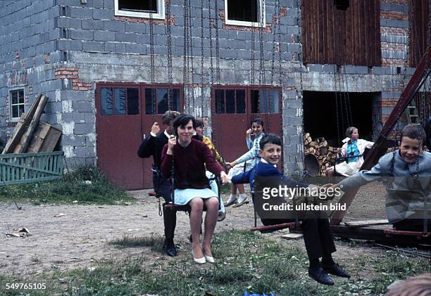 Ca. 1960, Kinder im Kettenkarussell