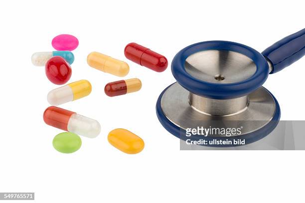 Bunte Tabletten und ein Stethoskop, Symbolfoto für Diagnostik, Herzkrankheiten und Wechselwirkungen