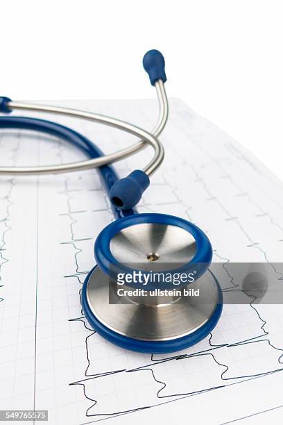 Stethoskop und Elektrokardiogramm, Symbolfoto für Herzkrankheit und Diagnostik