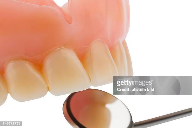 Gebiss und Mundspiegel, Symbolfoto für Zahnersatz, Diagnostik und Zuzahlung