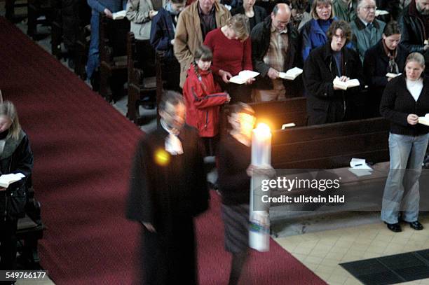 Gottesdienst zum Ostersonntag in der Gethsemanekirche, Hineintragen des Lichts k, links Pfarrer Christian Zeiske