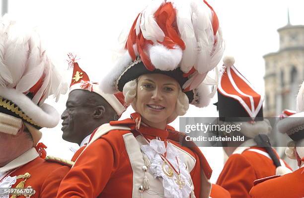 Das Topmodel HEIDI KLUM und ihr Verlobter SEAL auf dem Wagen der Roten Funken im Kölner Karneval Rosenmontag 2005