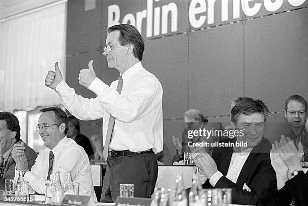 Franz Muentefering, Vorsitzender der SPD-Bundestagsfraktion , spricht auf dem Landesparteitag der Berliner SPD zur "Agenda 2010" im Palais am Funkturm