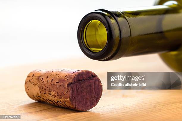 Der Korken einer Flasche Rotwein. Flasche und Korken News Photo