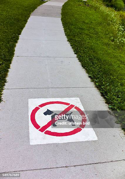 Aus einem Geh- und Spazierweg sind Hunde verboten.