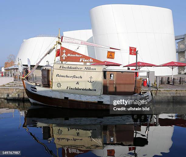 Stralsund, Der ehemalige Fischkutter " Milan " liegt als martime Imbissbude im Semlower Kanal vor dem Ozeaneum. Am Stralsunder Stadthafen liegen...