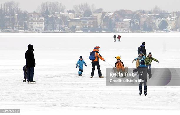 Menschen auf dem Eis des Mueggelsee Eisdicke ca. 7cm .. Gegen 12 Uhr