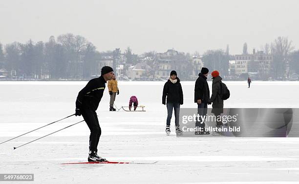 Menschen auf dem Eis des Mueggelsee Eisdicke ca. 7cm .. Gegen 12 Uhr