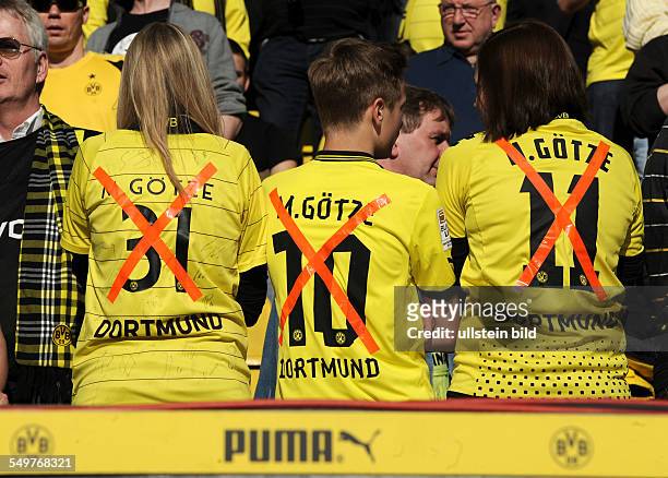 Fussball, Saison 2012-2013, 1. Bundesliga, 32. Spieltag, Borussia Dortmund - FC Bayern München 1-1, BVB Fans in Anti Mario Götze Trikots