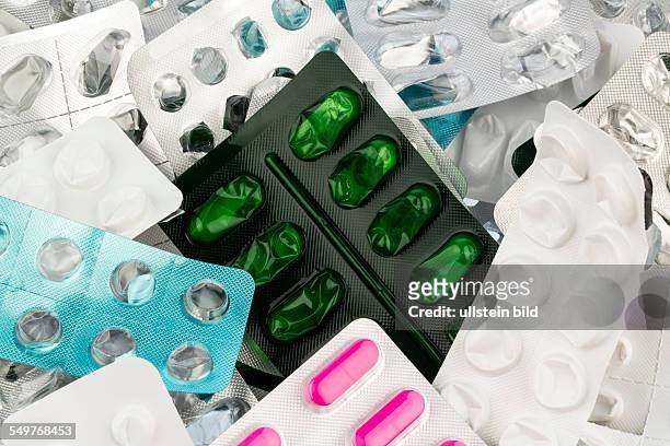 Tabletten in Blisterpackung, Symbolfoto für Gesundheit, Medizin und Tablettenabhängigkeit