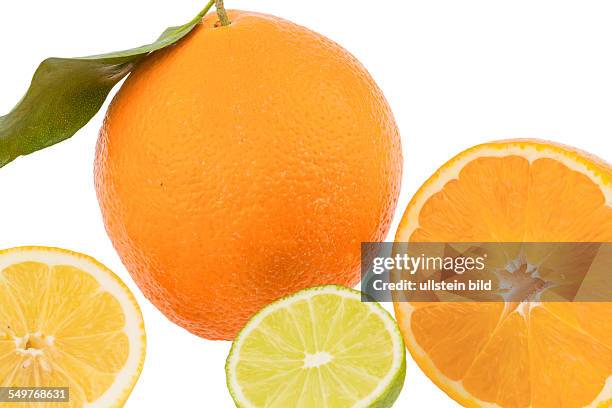 Spiegelung einer Orange. Symbolfoto für gesunde Vitamine durch frisches Obst