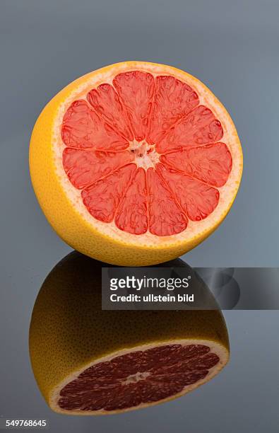 Spiegelung einer Orange. Symbolfoto für gesunde Vitamine durch frisches Obst