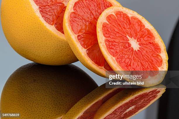 Spiegelung einer Orange. Symbolfoto für gesunde Vitamine durch frisches Obst