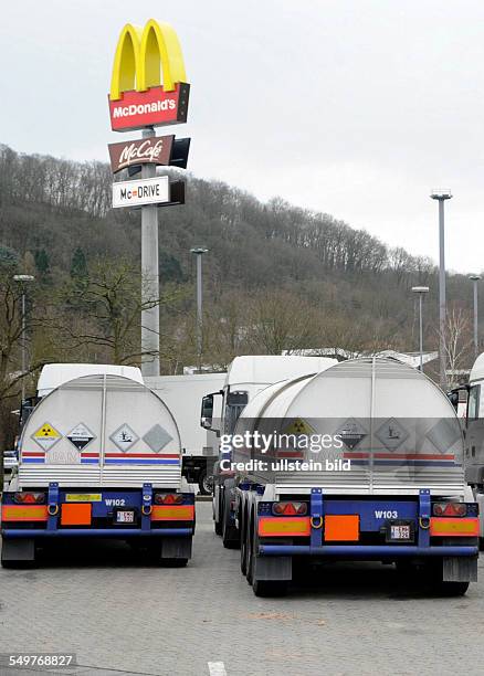 Drei belgische Transporter mit leicht strahlenden Brennstäben machen Rast vor dem Mc Donalds Restaurant an der Goldenen Bremm in Saarbrücken. Die...